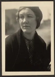 [Frau mit schwarzem Hut]