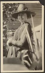 [Frau auf der Veranda]