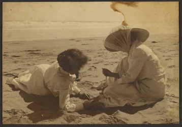 [Am Strand ruhende Frauen]