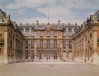 Der Louis XIII Hof oder der Marmorkhof, umgestaltet von Le Vau um ca. 1630