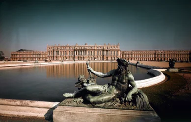 Ansicht der Fassade und Brunnen des Parks des Schlosses von Versailles. Geschaffen von den Architekten Louis Le Vau (1612-1670) und Jules Hardouin Mansart (1646-1708) 1668-1684