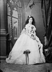 Porträt einer jungen römischen Adligen, die in einem Studiofoto posiert