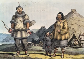 Tschuktschen-Familie vor einer Hütte, Beringstraße, Russland