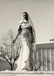 Modell in einem Abendkleid aus Blumenstoff, kreiert vom Modehaus "Lamma". Das Kleid wird mit einem langen Schleier ergänzt.