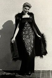Modell in einem Abendkleid des Modehauses "Graldi"