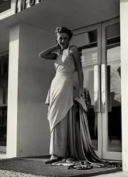 Modell in einem Abendkleid des Modehauses "Graldi"