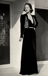 Modell trägt ein langes Abendkleid aus dunklem Samt mit Stickereien, kreiert vom italienischen Modehaus "Fercioni".