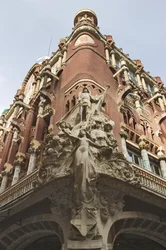 Ecke mit allegorischem Relief