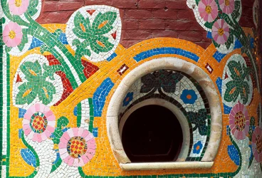 Außenansicht des Palau de la Música Catalana in Barcelona, Spanien. Ticketbüro dekoriert mit Mosaik von Lluis Domènech i Montaner (1850-1923)