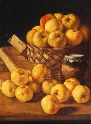 Äpfel in einem Korb, ein Krug und Gewürzdosen auf einem Tisch