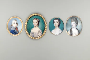 Mrs Arabella Walker-Heneage, geb. Cope, in cremefarbenem Kleid mit Spitzenrand und Pelzbesatz, Perlen im hochgesteckten und gelockten Haar, Himmel und Wolken im Hintergrund