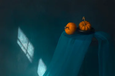 Herbstkürbisse im Fensterlicht