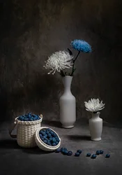 Blaubeeren und weiße Blumen
