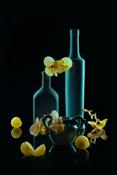 Goldene Orchideen, petrolfarbene Flaschen