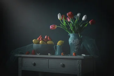Stimmungsvolle Tulpen und Zitronen