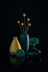 Stimmungsvolles Gelbes und Teal Stillleben