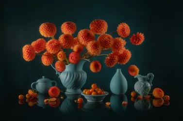 Stillleben mit orangefarbenen Dahlien