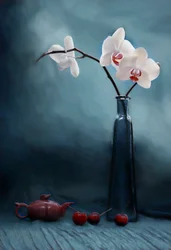 Orchideen, Tee und Kirschen