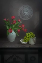 Rote Tulpen, grüne Trauben