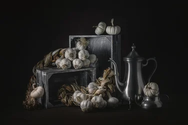 Rustikales Stillleben mit Knoblauch