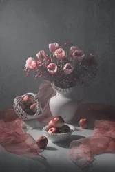 Zartrosa Tulpen und Äpfel