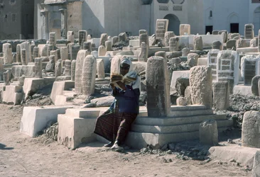 Ein jemenitischer Mann rezitiert den Koran auf einem Friedhof mit Gräbern in Sayun, Hadramaut, Südjemen.