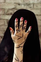 Jemenitische Frau mit mit Henna gefärbten Händen in Nordjemen