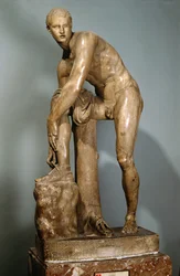 Hermes bindet seine Sandale, römische Kopie eines Lysippos zugeschriebenen griechischen Originals
