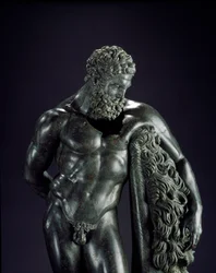 Griechische Kunst: „Ruhender Herakles“, Detail. Lysipp von Sikyon (395-305 v. Chr.) zugeschriebene Bronzeskulptur, 4. Jahrhundert v. Chr. Aus dem Heiligtum des Hercules Curinus, Sulmona. Museo Nazionale Archeologico, Chieti, Italien