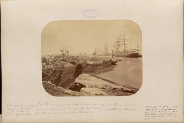 Studie des inneren Teils des Riffs von Pernambuco direkt vor der Stadt, die Blöcke zeigt, die unterspült wurden und umstürzen