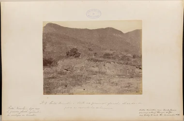 Rotes Tor. Gletscherförmiger Schnitt mit Blick auf die Berge des Corcovado