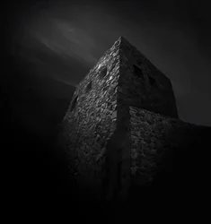 Dunkler Steinturm