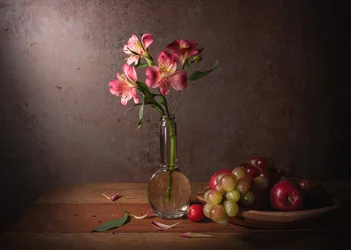 Dramatisches Blumen-Frucht-Stillleben