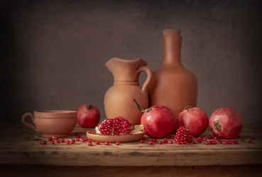 Erdige Granatäpfel-Stillleben