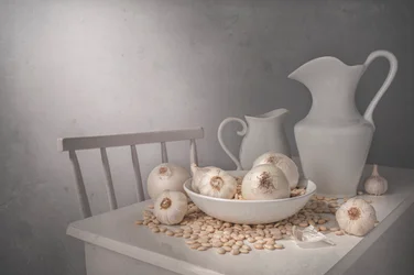 Knoblauch und Weiße Krüge