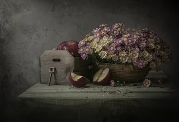 Stimmungsvolle Blumen und Äpfel