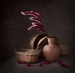 Stimmungsvolle Blumen und Körbe