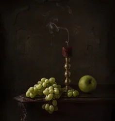 Stimmungsvolle Trauben und Kerze