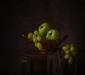 Stimmungsvolle Grüne Obstschale