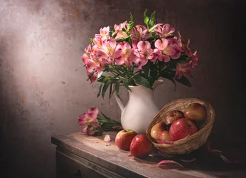 Rosa Blumen und Äpfel