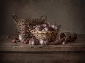 Rustikales Knoblauch-Stillleben