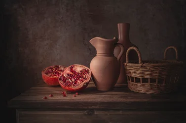 Rustikales Granatapfel Stillleben