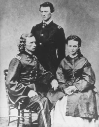 General George A. Custer (1839-76) mit seiner Frau Elizabeth und seinem Bruder Tom