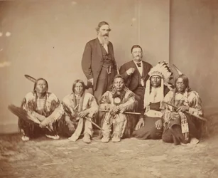 General J. E. Smith und Indianer, 1870er Jahre