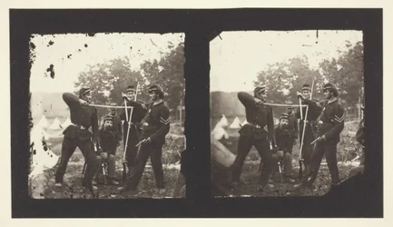 Ohne Titel [Amerikanische Soldaten posieren mit Waffen]