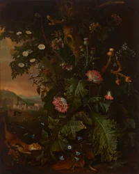 Waldboden mit einem Wiesel, einer Maus, einer Schlafmohnblume und einer Distel, mit klassischen Gebäuden im Hintergrund