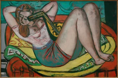 Frau mit Mandoline in Gelb und Rot