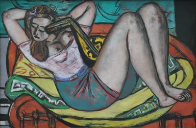 Frau mit Mandoline in Gelb und Rot