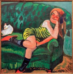 Mädchen auf grünem Sofa