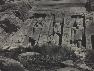 Südlicher Teil des in den Fels gehauenen Tempels von Hathor, Abu Simbel, 1850